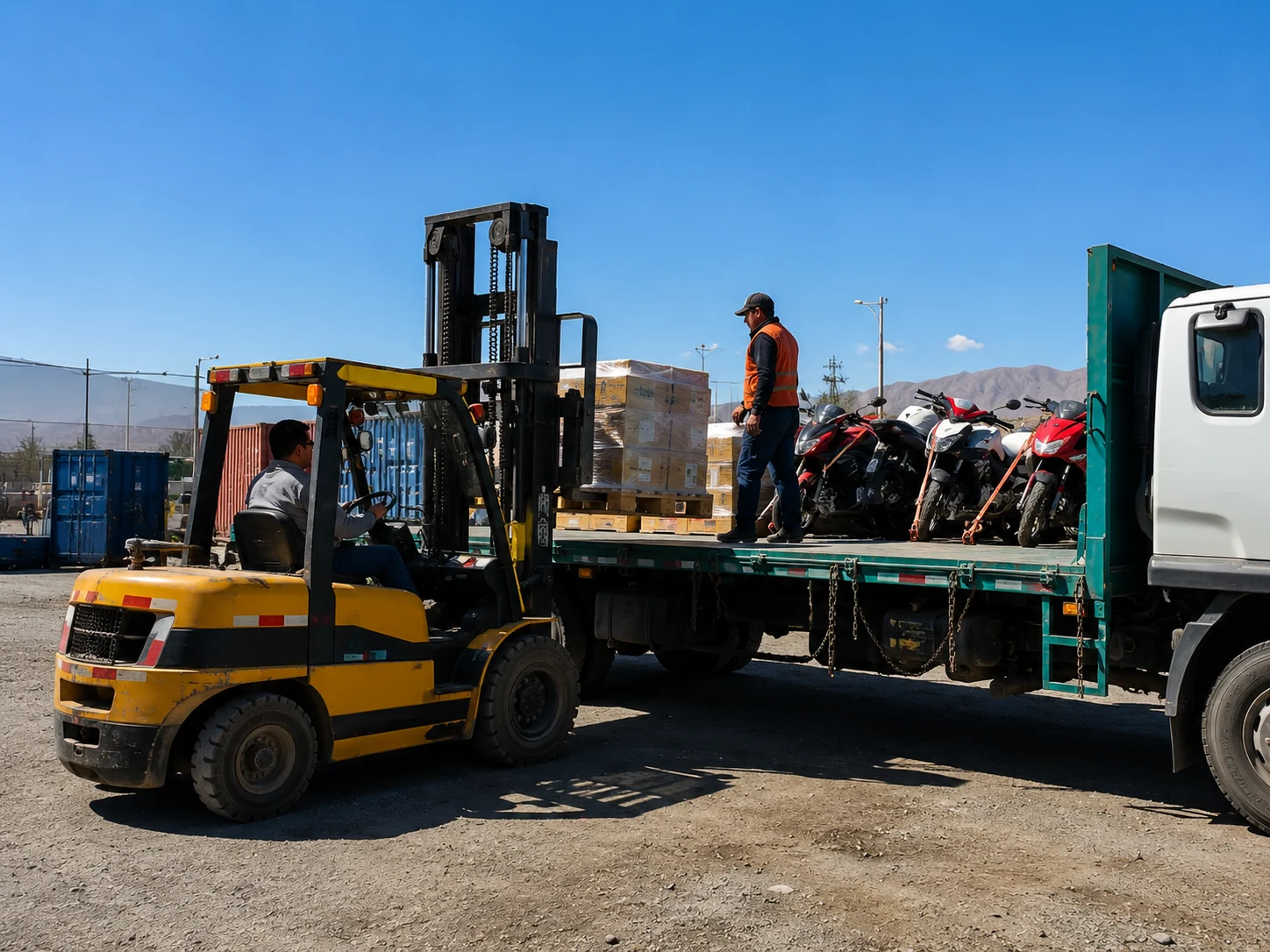 Operación de carga especializada con montacargas y vehículos